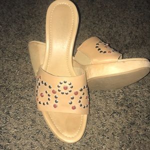 VERY CUTE DONALD J PLINER SLIDES